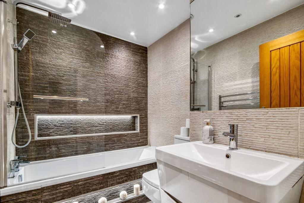 Apartamento Modern 2 Bed 2 Bath Chelsea Londres