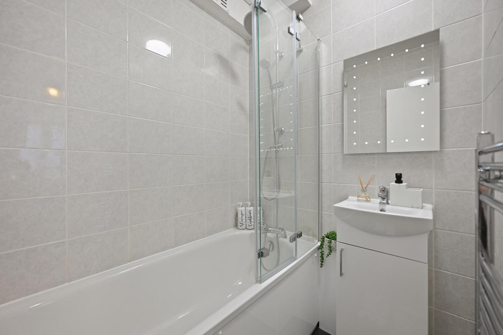 Appartement Chic 2-bed Flat With Workspace, Balcony, Parking *
