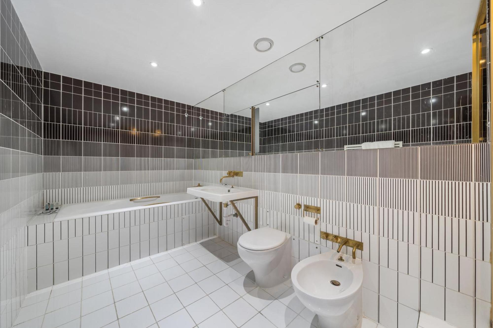 Apartment Spacious 2-bedroom In Piccadilly 6100p