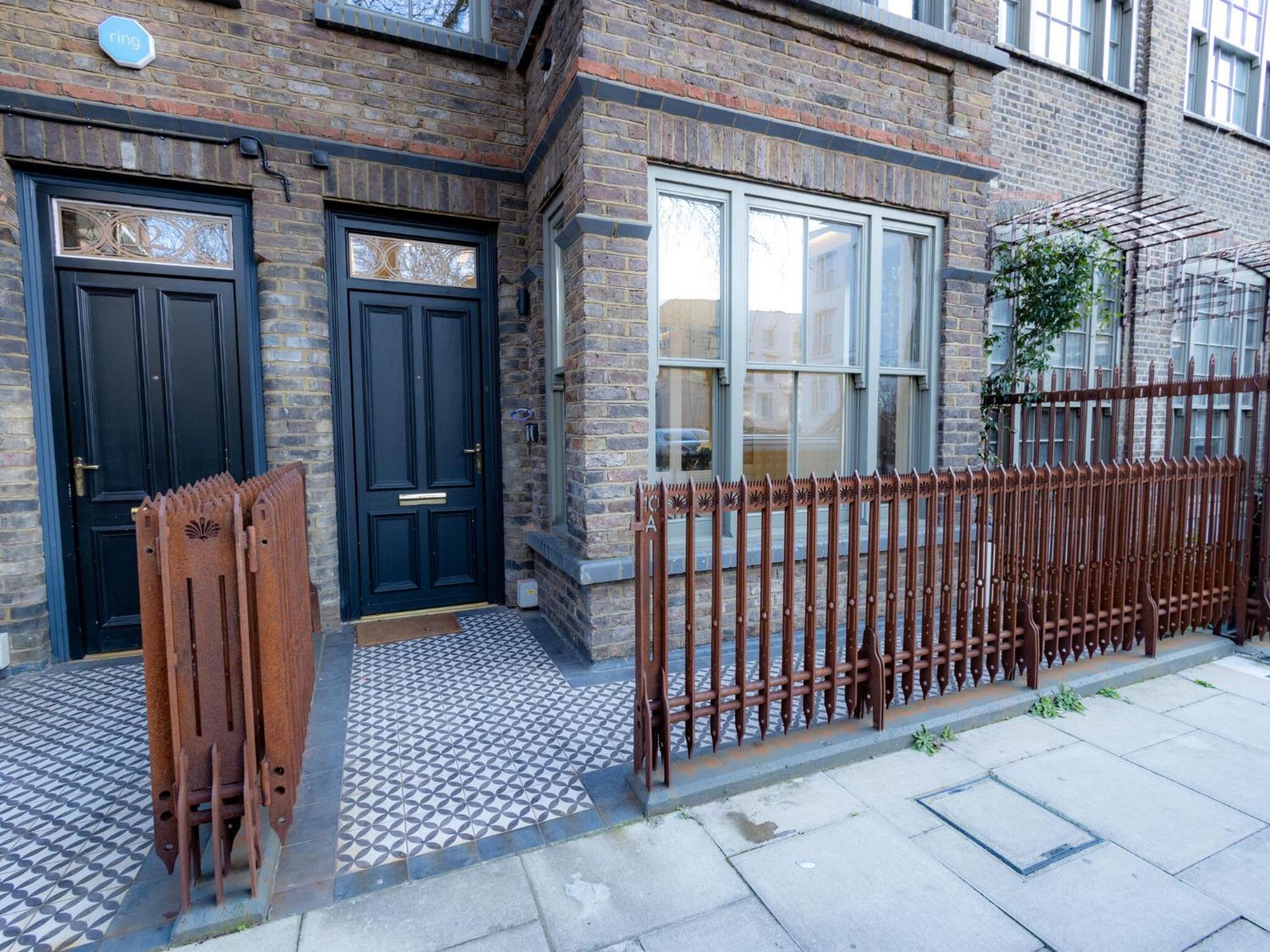 Modern Deluxe Five Bedroom House Near Chalk Farm Station By Belvilla Apartment