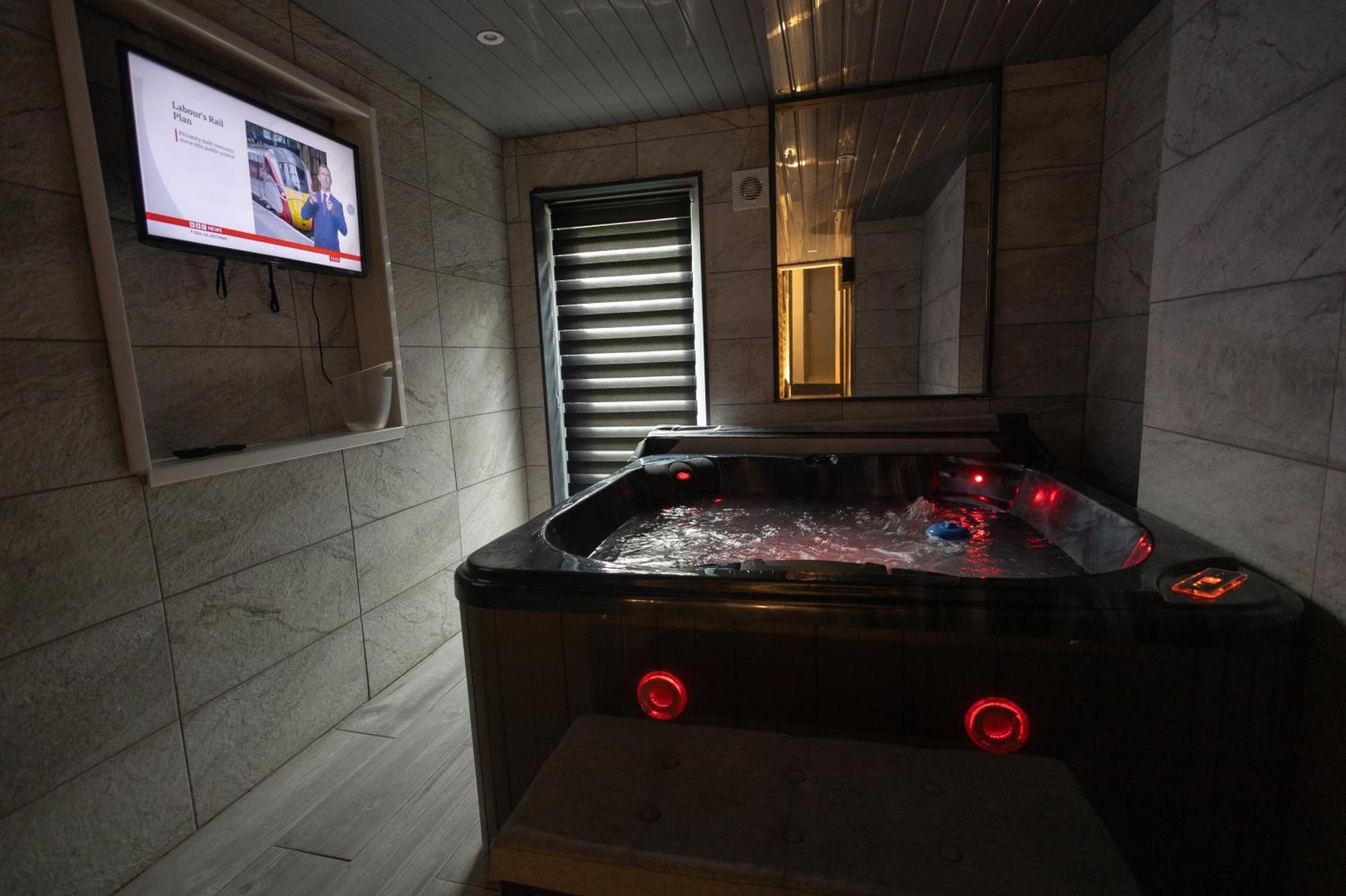 Elegant 1bedroom Flat With Jacuzzi In A Prime Location Apartamento