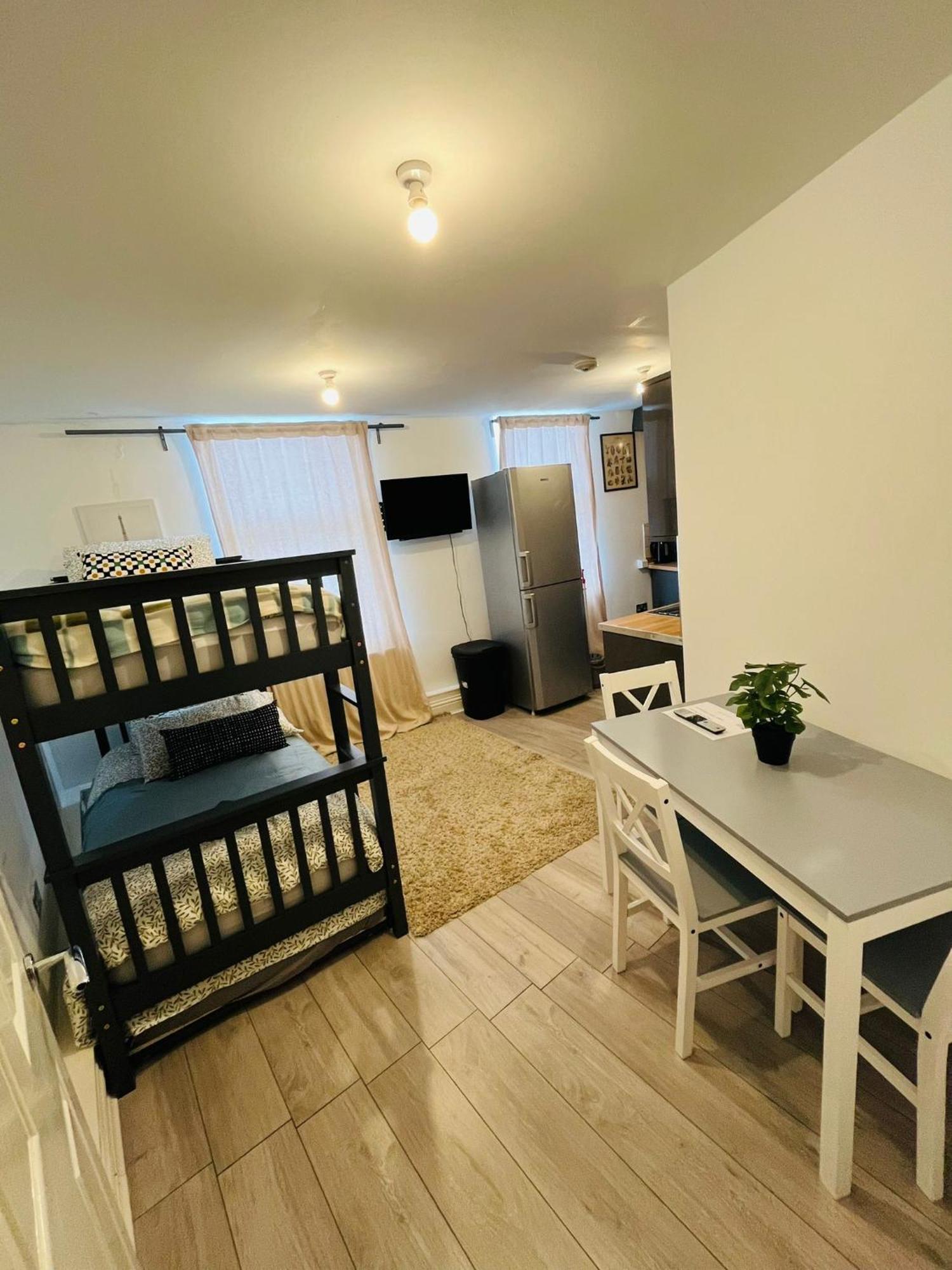 Willesden J Guest 4 *