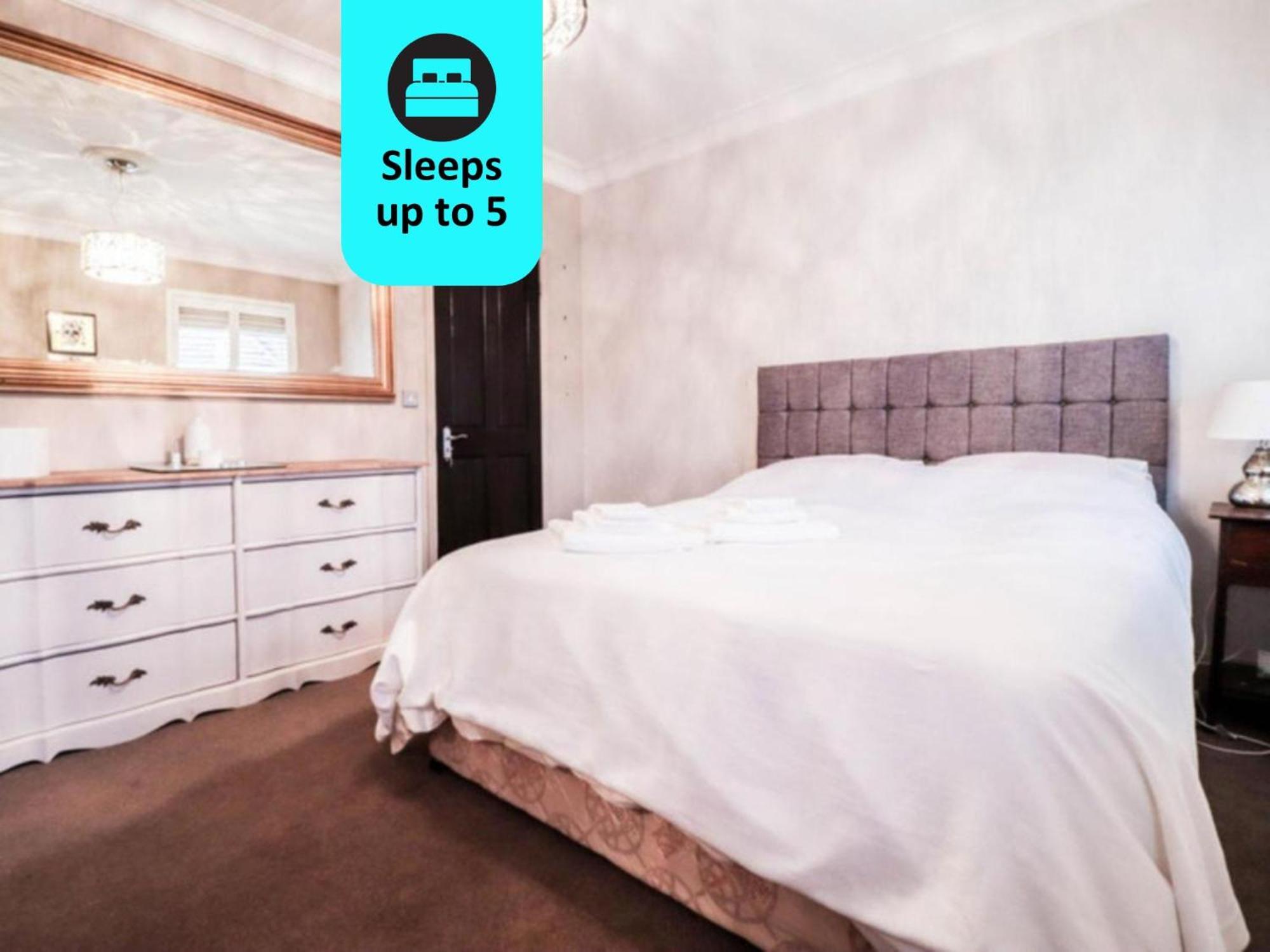 Chic 3-bedroom Family Retreat In Stratford, Fast Internet And Near Shops Hébergement de vacances Londres
