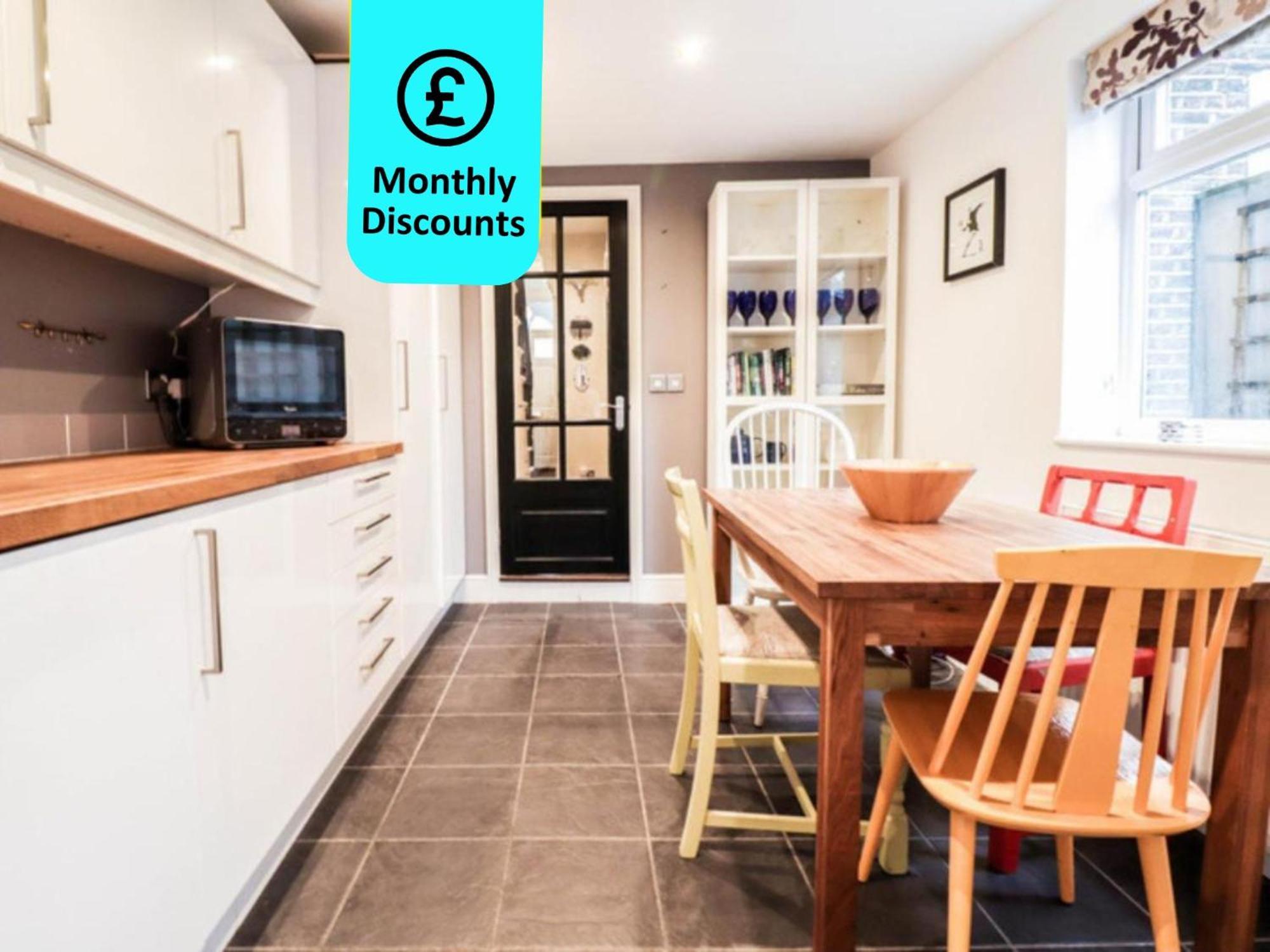 Chic 3-bedroom Family Retreat In Stratford, Fast Internet And Near Shops Hébergement de vacances *