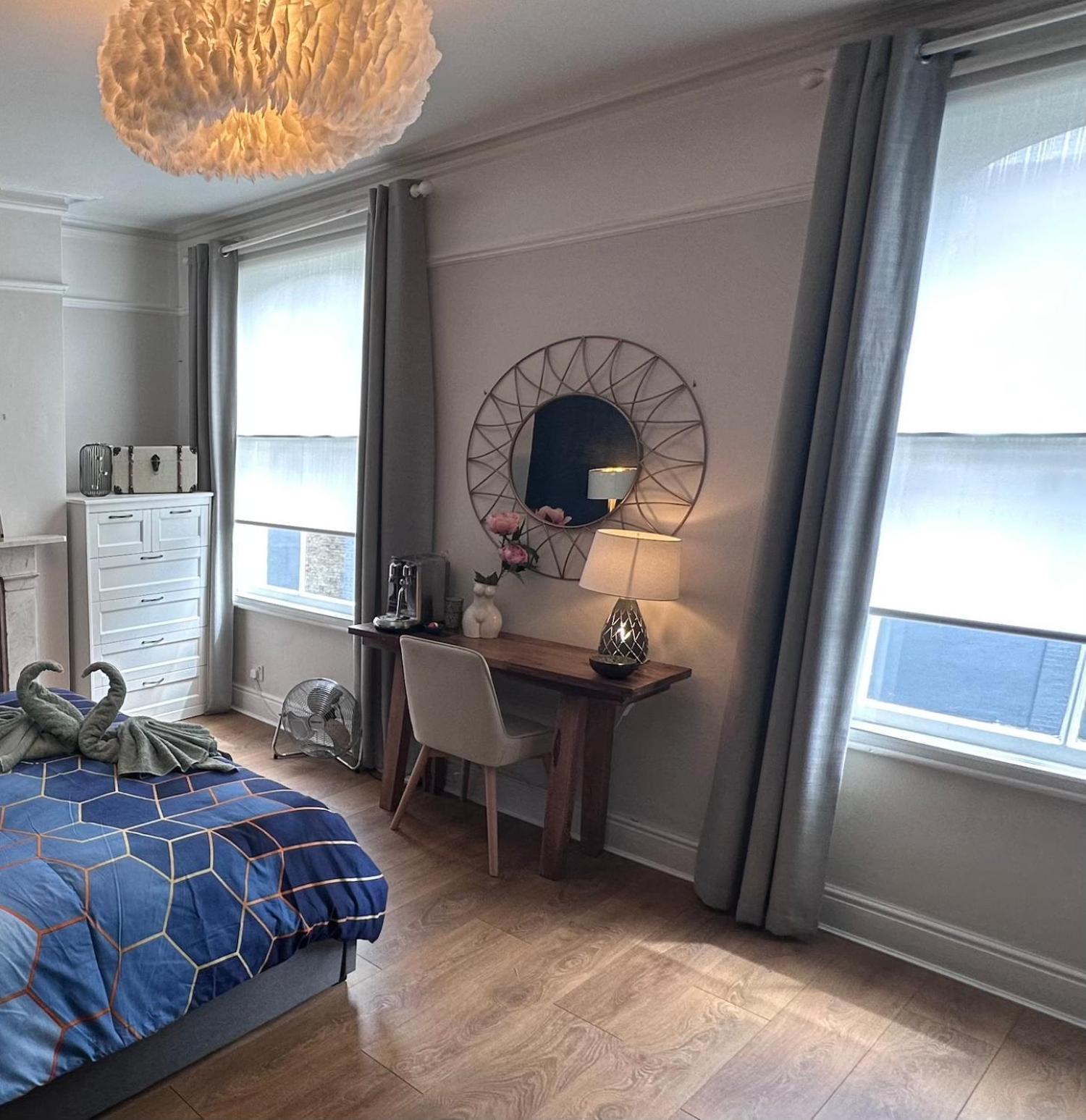 Quarto em Acomodações Particulares Large Bedroom In Beautiful House