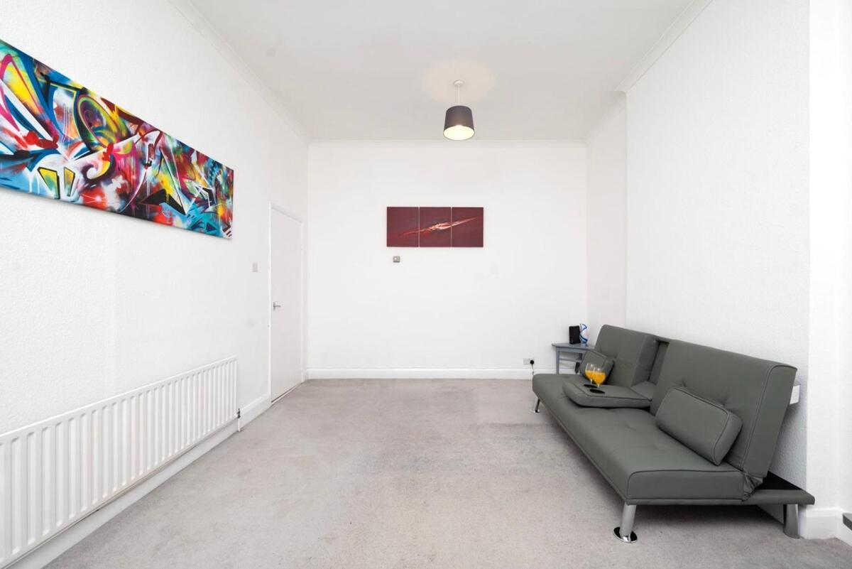 Spacious Minimalist 1br Flat In Apartamento