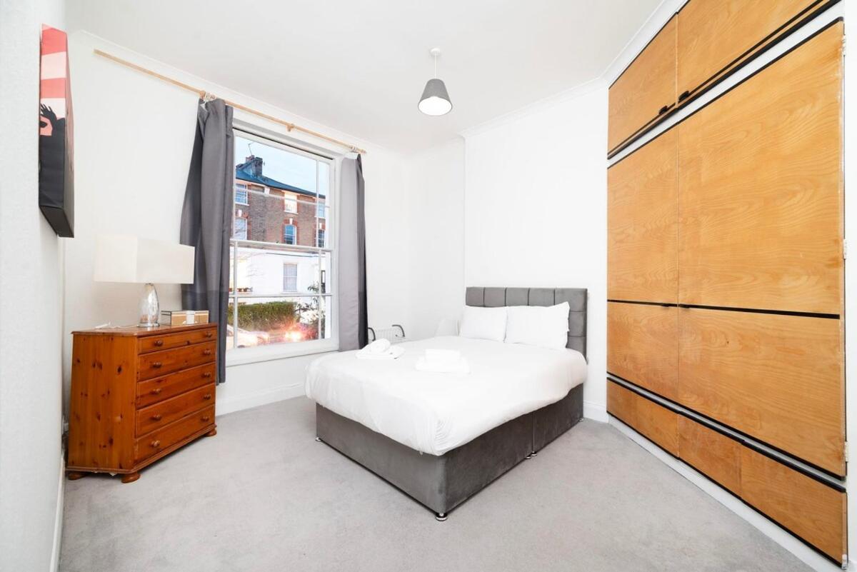 Spacious Minimalist 1br Flat In * Londen