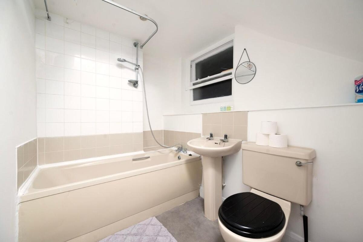 Spacious Minimalist 1br Flat In Apartment London