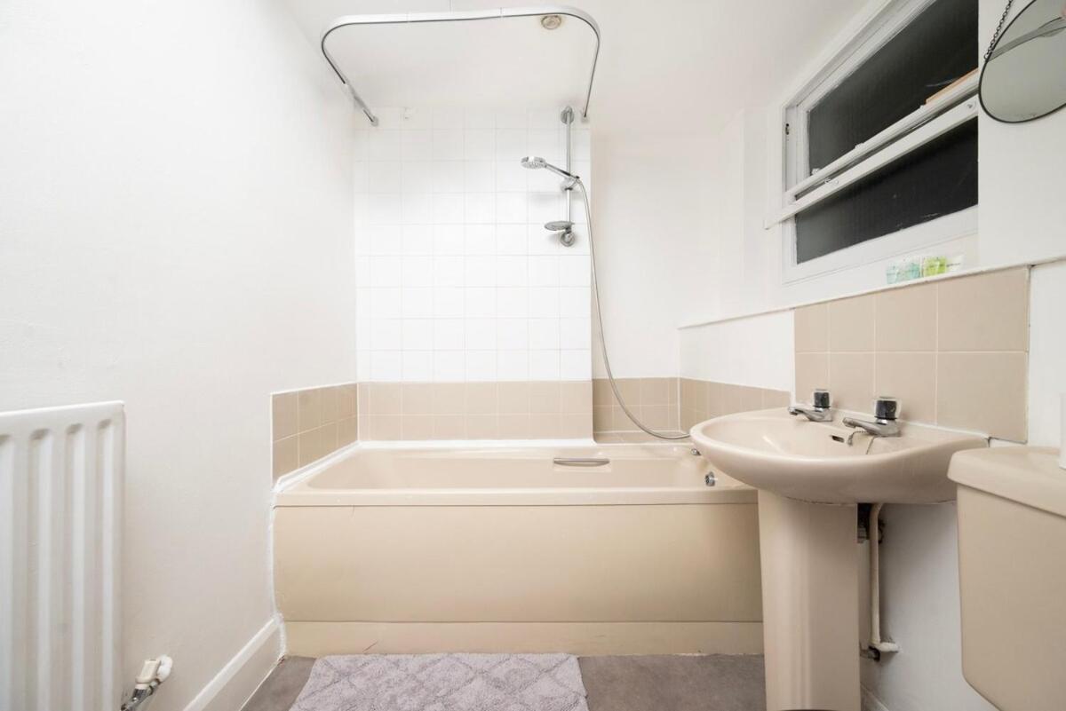Spacious Minimalist 1br Flat In Apartamento