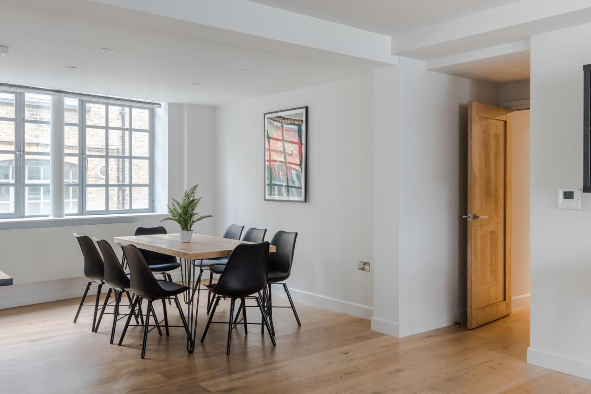 Circus Of Colour - Farringdon - By Frankie Says Apartamento *
