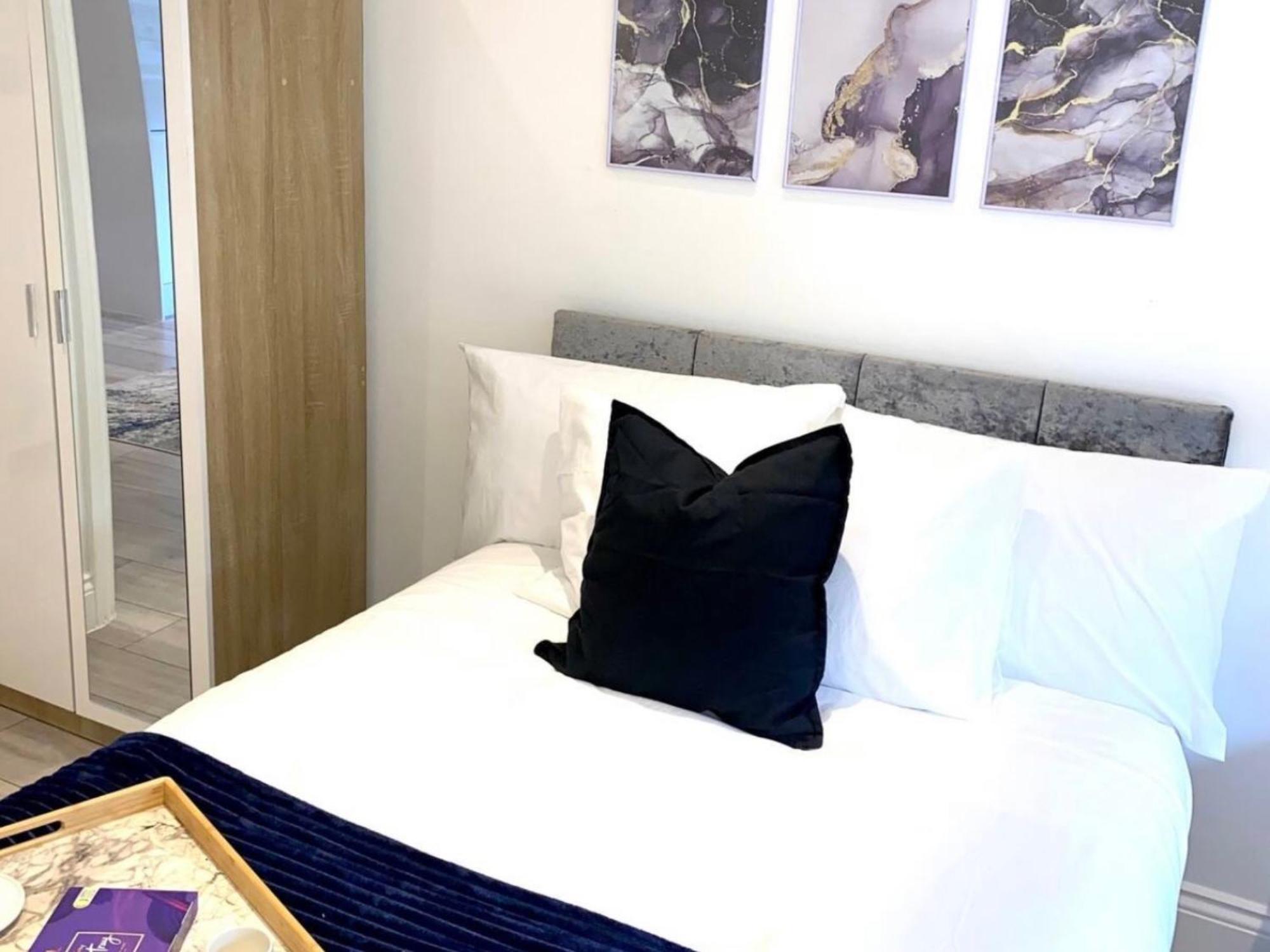 Flat In Shepherd's Bush *