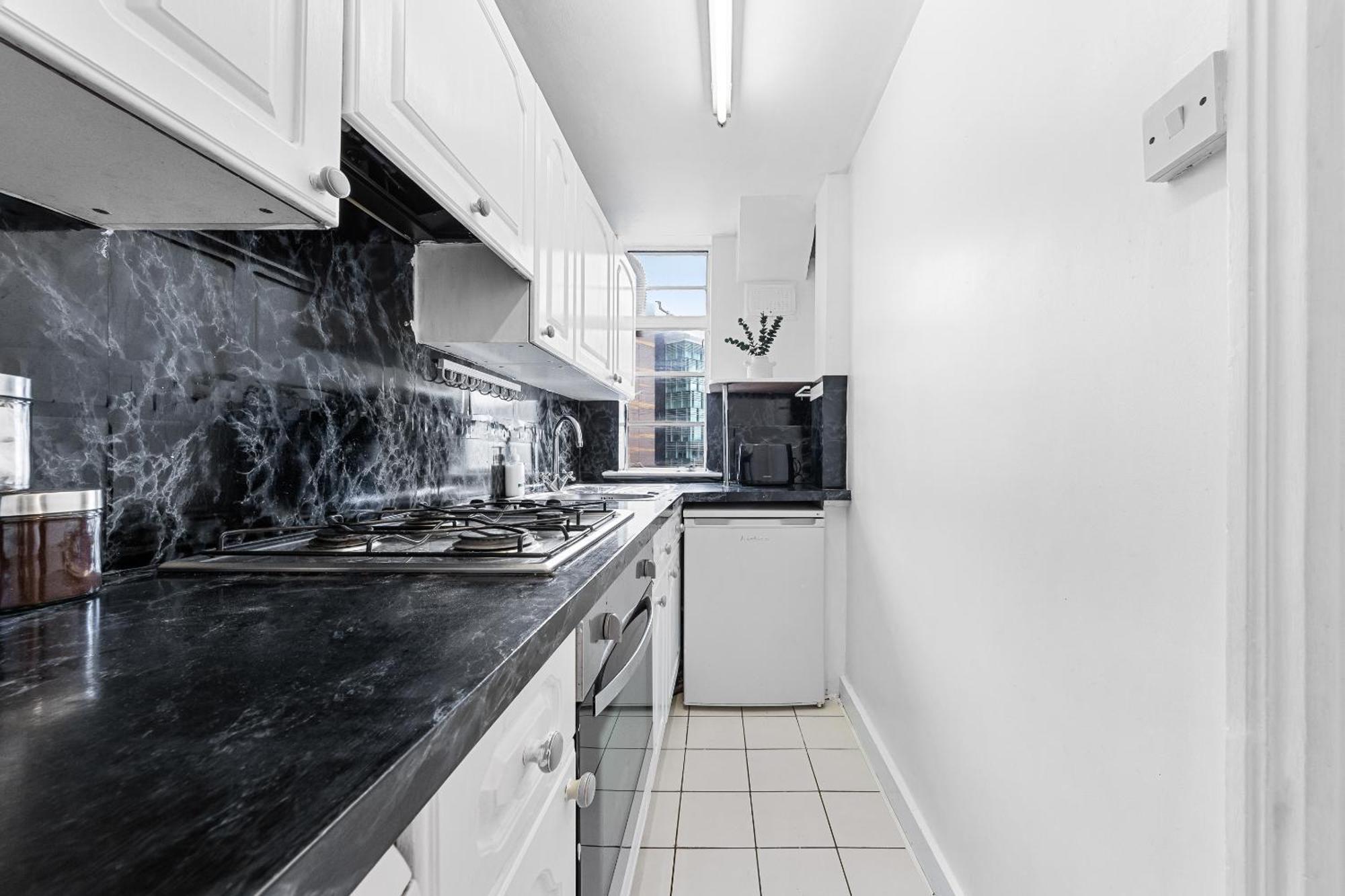 Paddington Station Paradise For Up To 4 Guests! Dream 2 Mins Walk From Station With Extra Double Sofa Bed! Apartment *