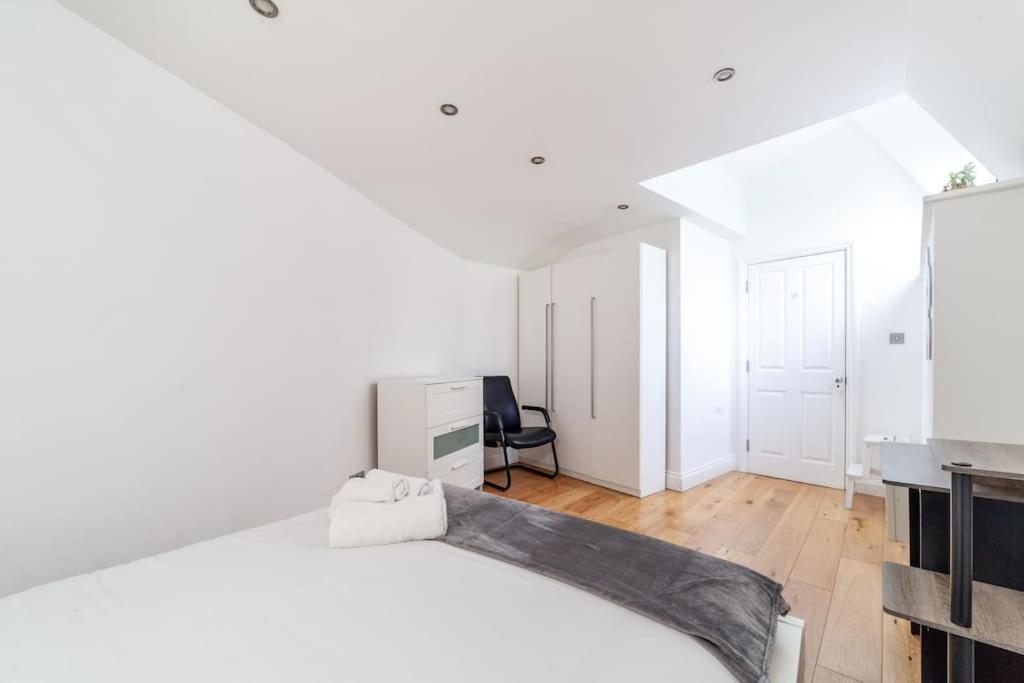 Spacious Retreat 2-bed In Popular Camden Town * Londen