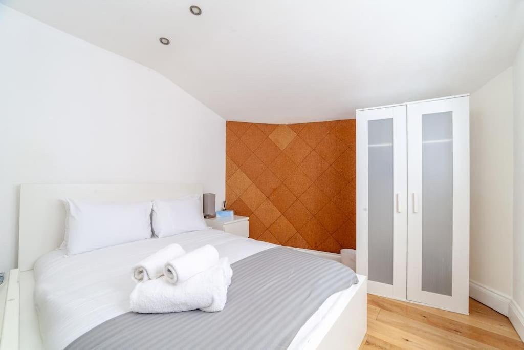 Spacious Retreat 2-bed In Popular Camden Town Appartement Londen