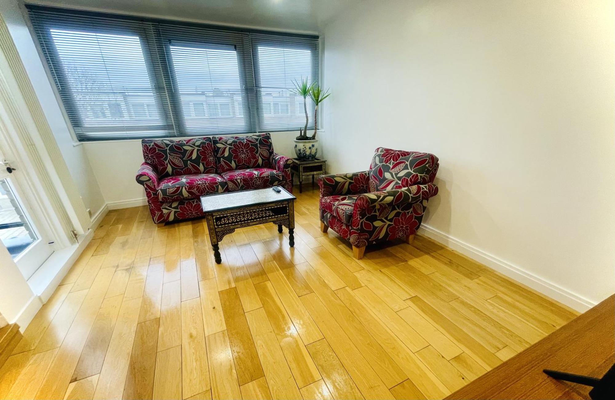 Newly Renovated 2br In The Heart Of Londres