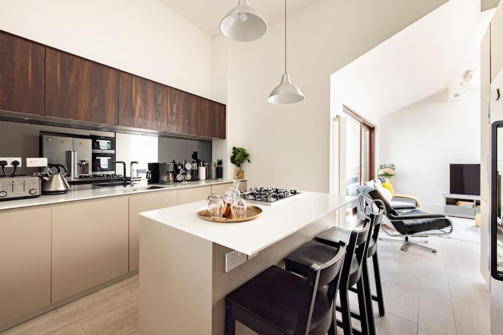 Modern 3 Bedroom Townhouse By Wild Roses Londres