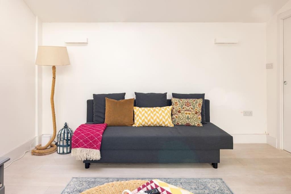 Modern 3 Bedroom Townhouse By Wild Roses Londres