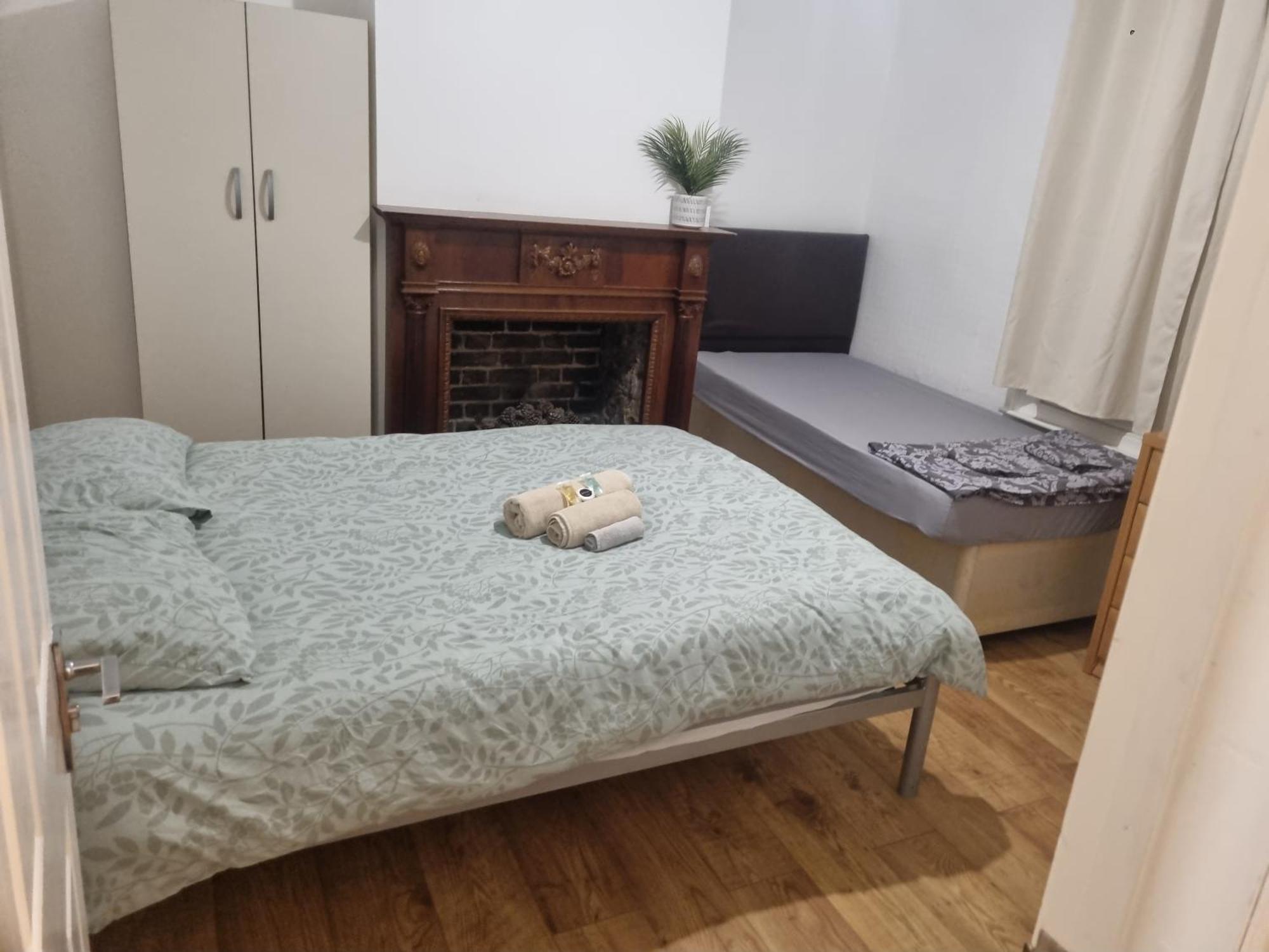 Cozy House With Character & Garden. Guest house London