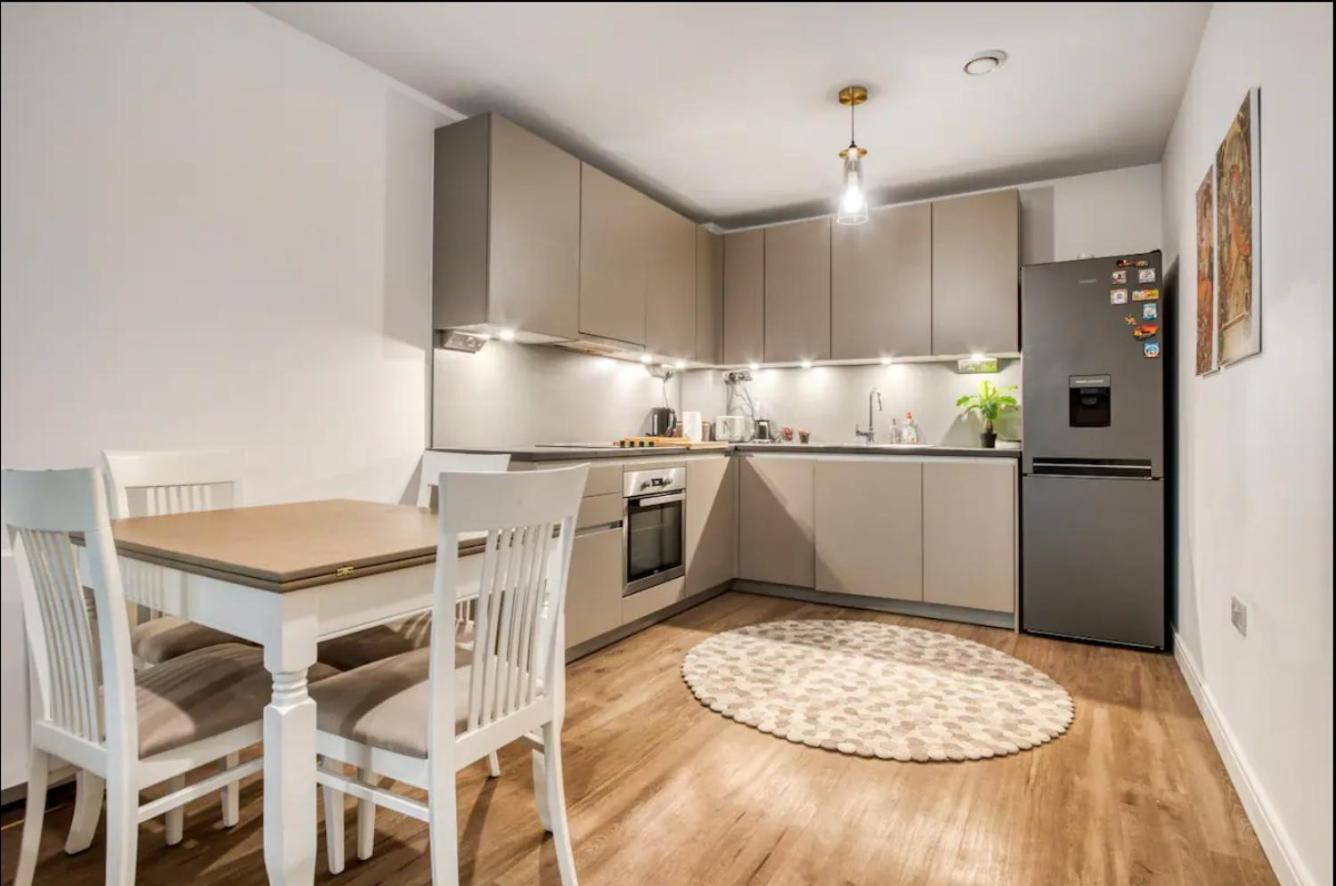 Chelsea Chic: An Upscale And Modern Flat