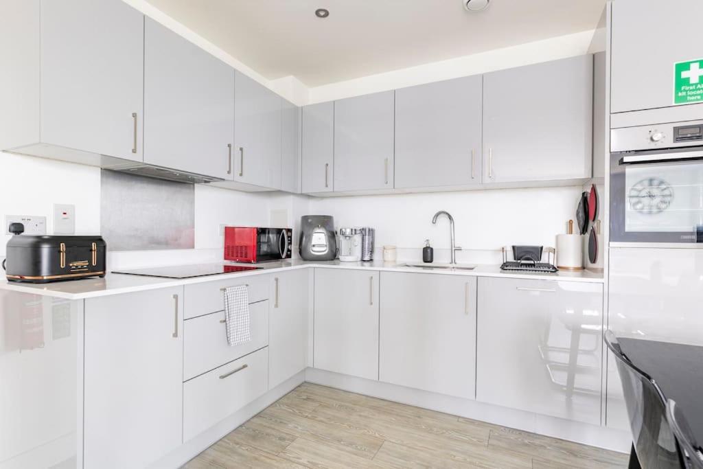 Stylish & Comfortable Top-floor Flat In Harrow Apartamento