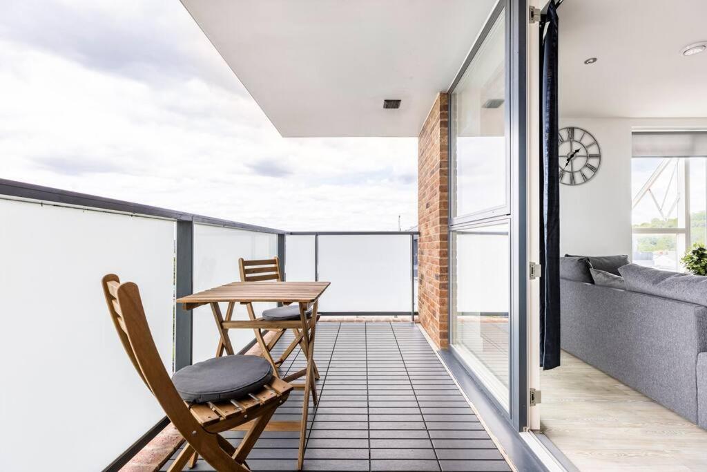 Stylish & Comfortable Top-floor Flat In Harrow Apartment London