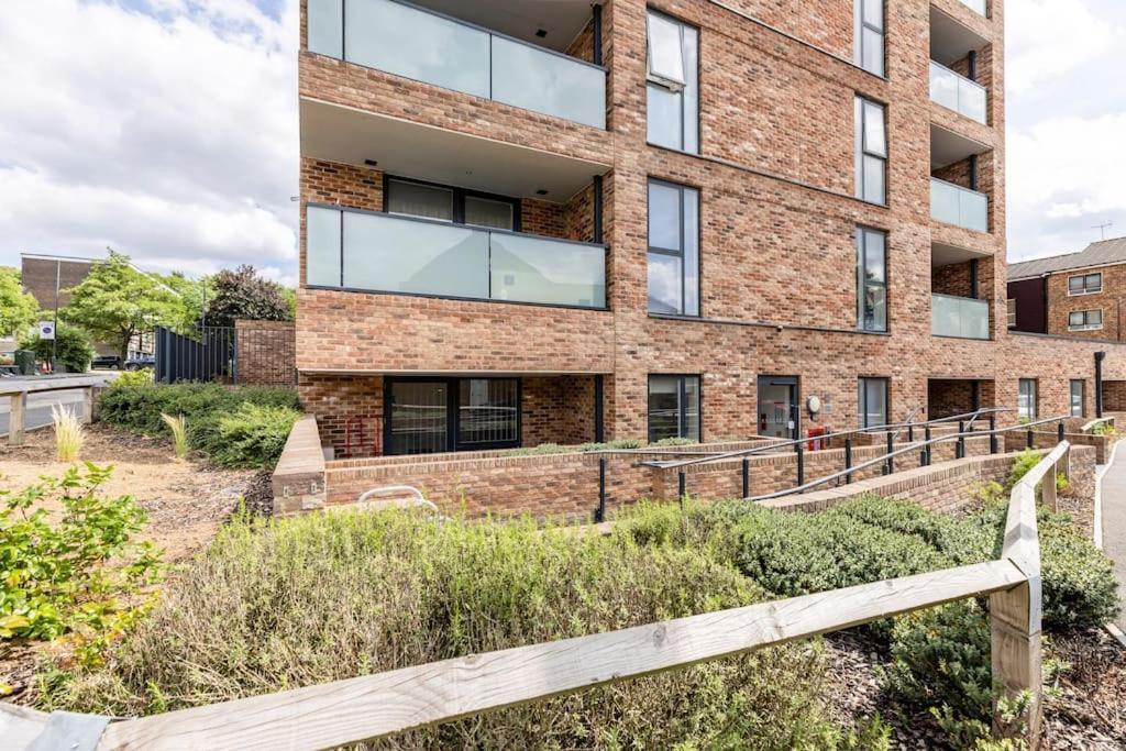 Stylish & Comfortable Top-floor Flat In Harrow Apartamento *