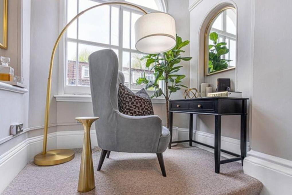 Stunning Hyde Park Home, Ground Floor Maisonette, Duplex, Near Tube Metro Stations Londres