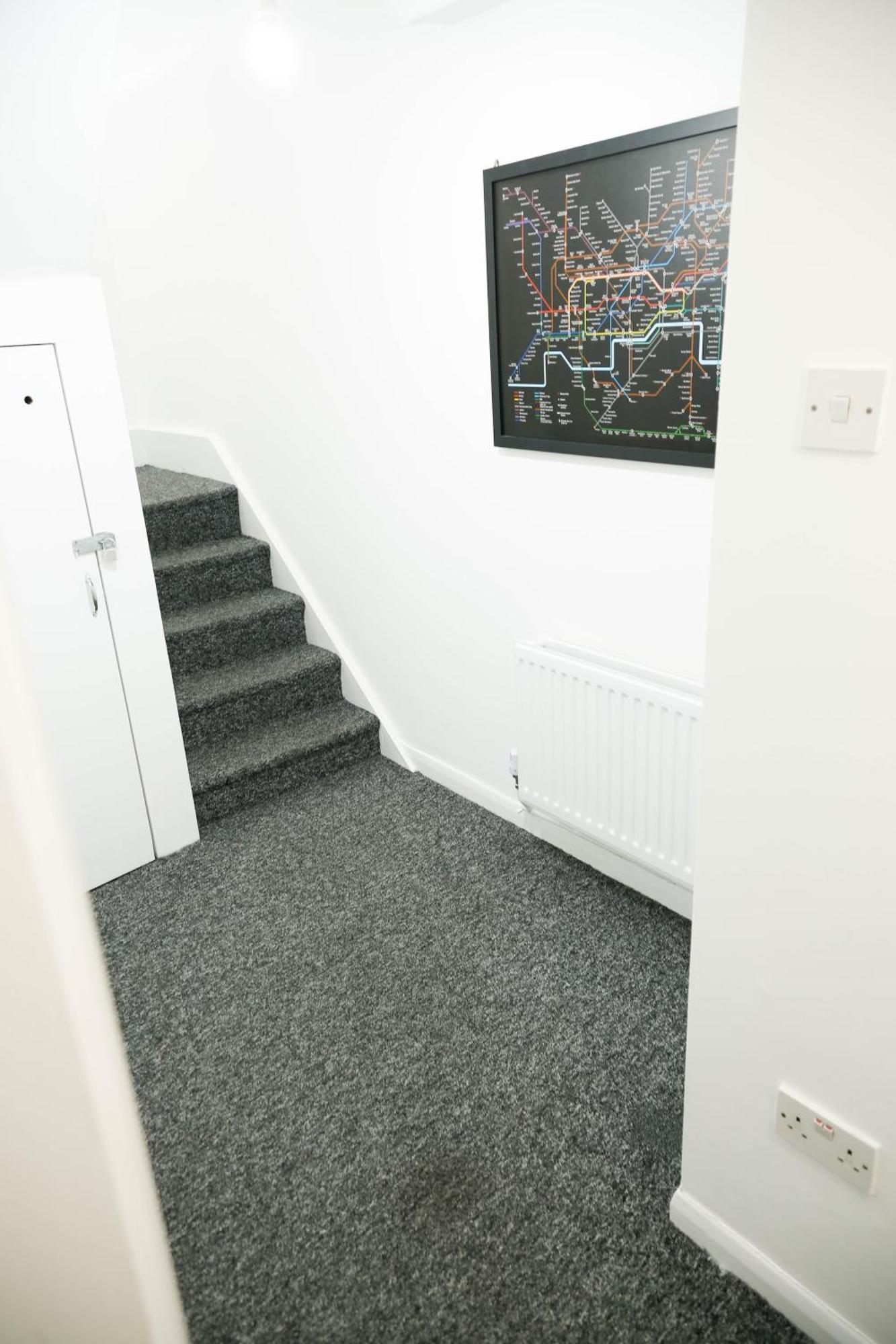 Stylish 1-minute Walk To Camden Town Metro, Shops, Cafes, Bars & Restaurants With Shared Bathrooms * Londen