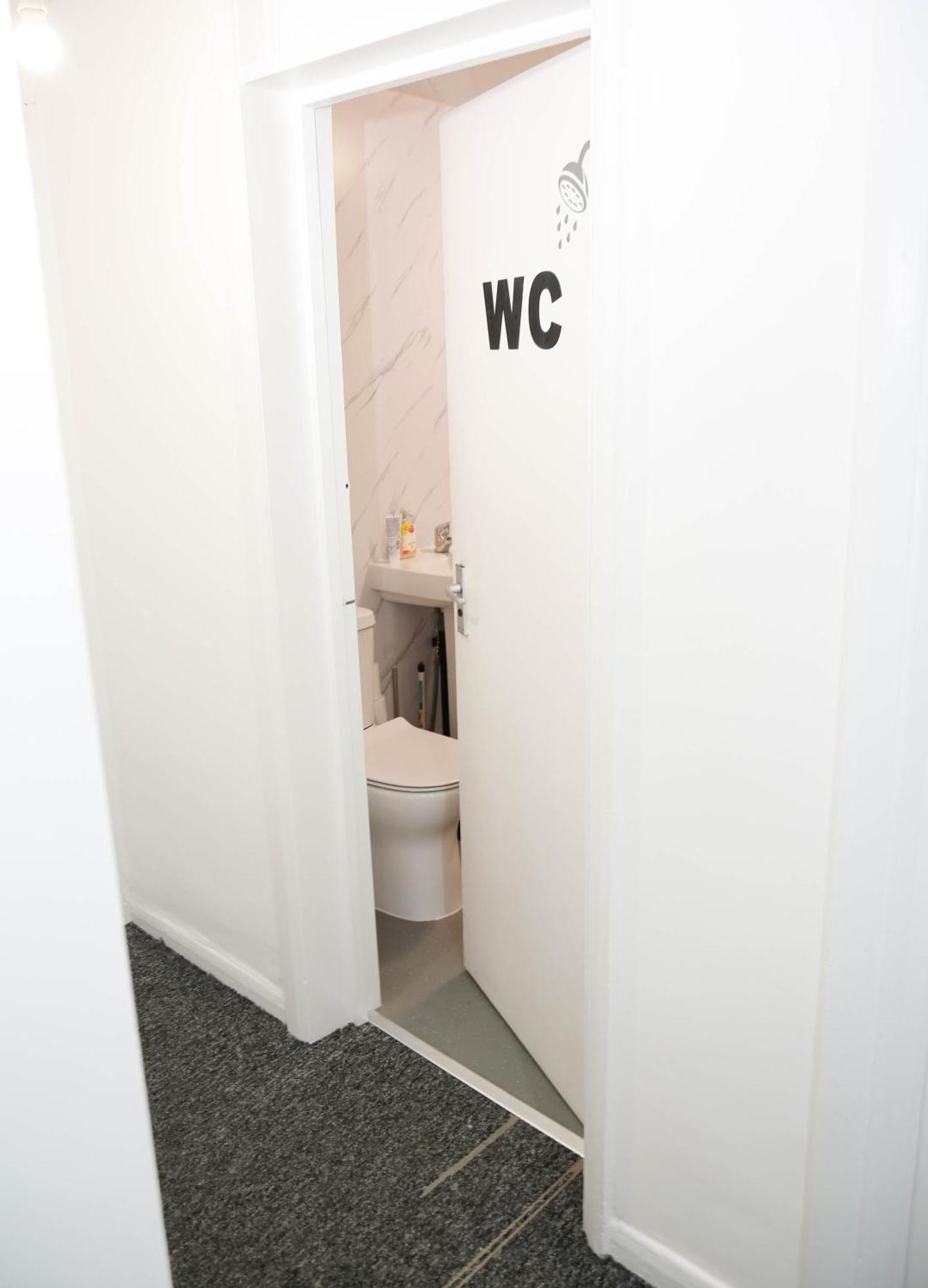 Stylish 1-minute Walk To Camden Town Metro, Shops, Cafes, Bars & Restaurants With Shared Bathrooms Accommodatie bij particulieren