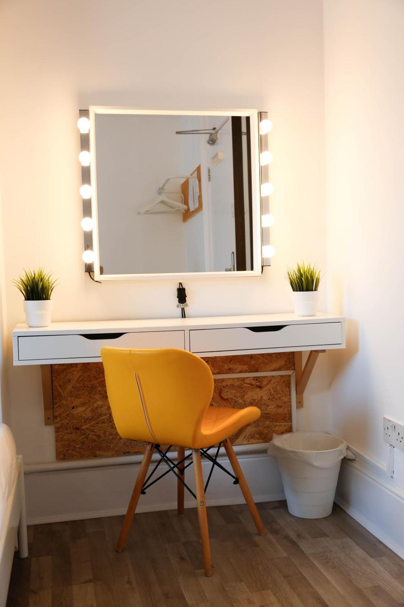 Stylish 1-minute Walk To Camden Town Metro, Shops, Cafes, Bars & Restaurants With Shared Bathrooms Londen