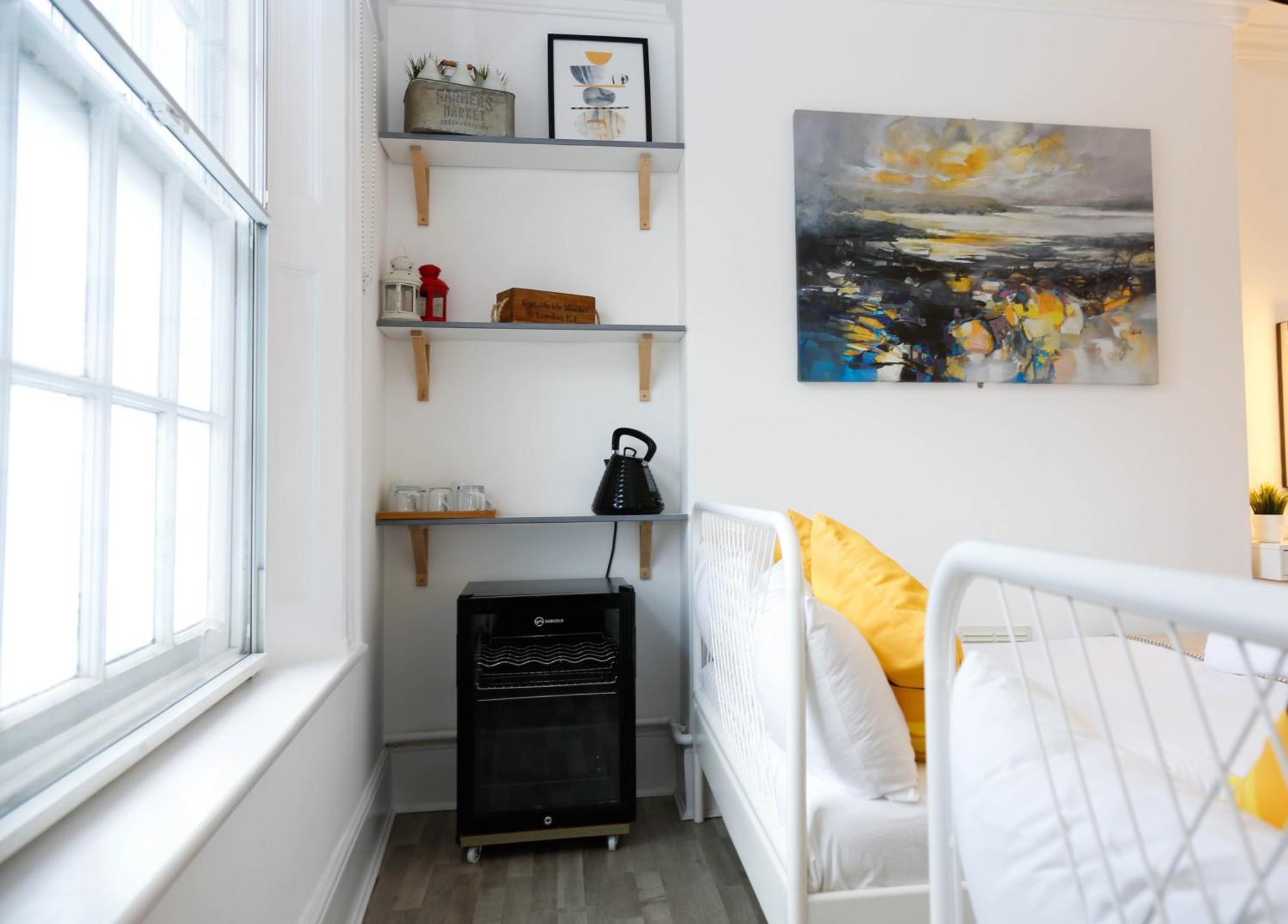 Stylish 1-minute Walk To Camden Town Metro, Shops, Cafes, Bars & Restaurants With Shared Bathrooms Accommodatie bij particulieren