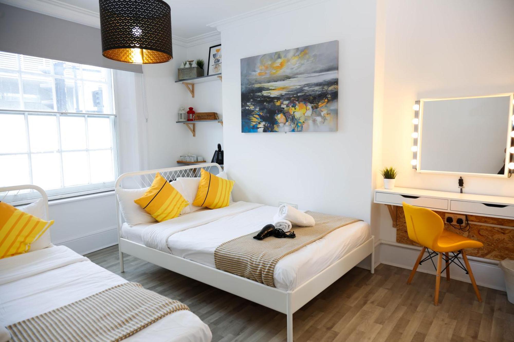 Stylish 1-minute Walk To Camden Town Metro, Shops, Cafes, Bars & Restaurants With Shared Bathrooms Accommodatie bij particulieren Londen