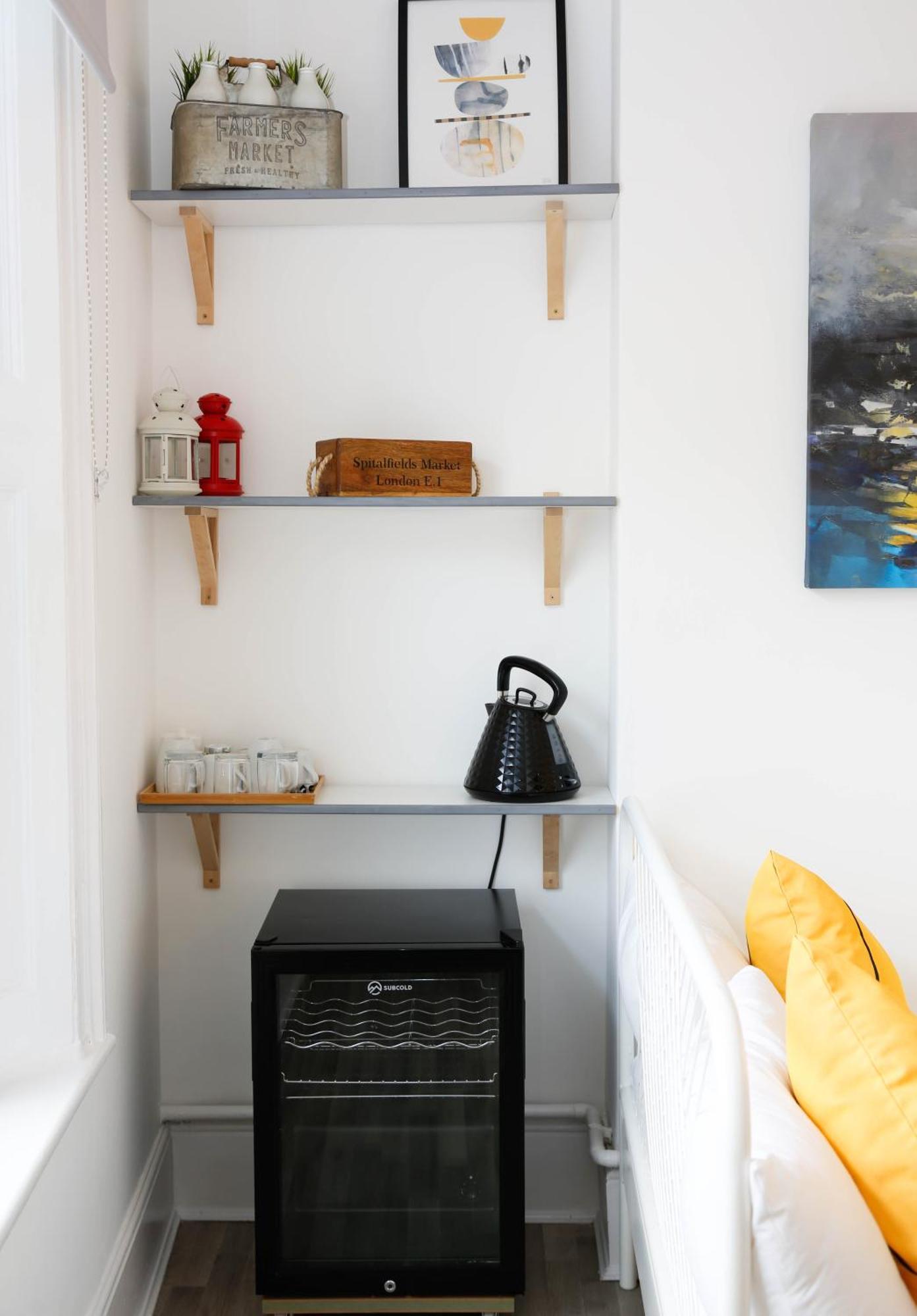 Stylish 1-minute Walk To Camden Town Metro, Shops, Cafes, Bars & Restaurants With Shared Bathrooms * Londen