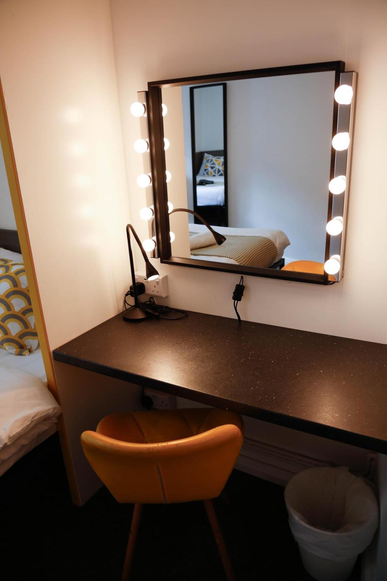 Accommodatie bij particulieren Stylish 1-minute Walk To Camden Town Metro, Shops, Cafes, Bars & Restaurants With Shared Bathrooms Londen