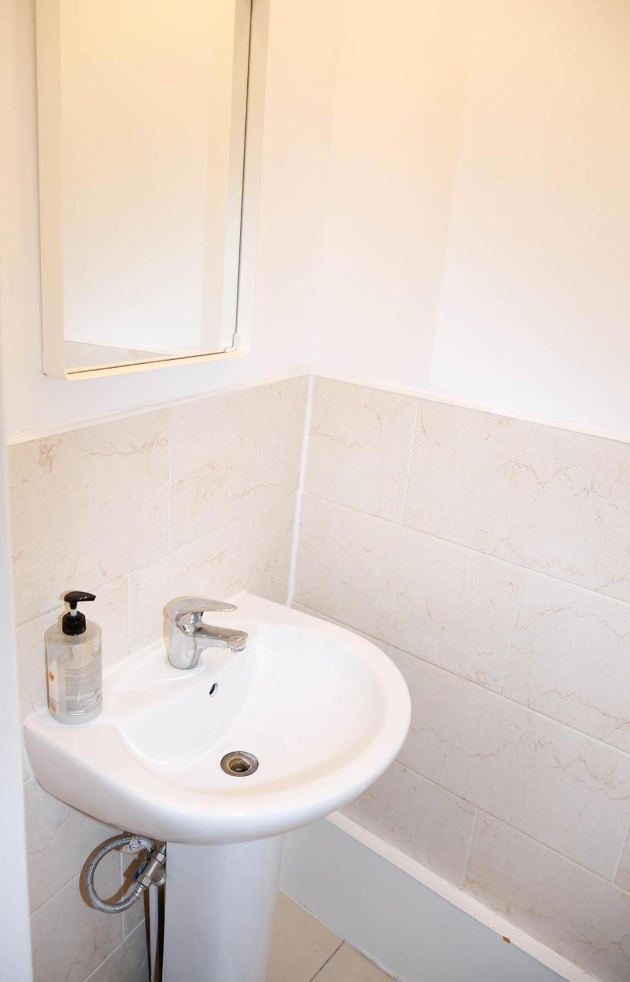 Stylish 1-minute Walk To Camden Town Metro, Shops, Cafes, Bars & Restaurants With Shared Bathrooms Londen