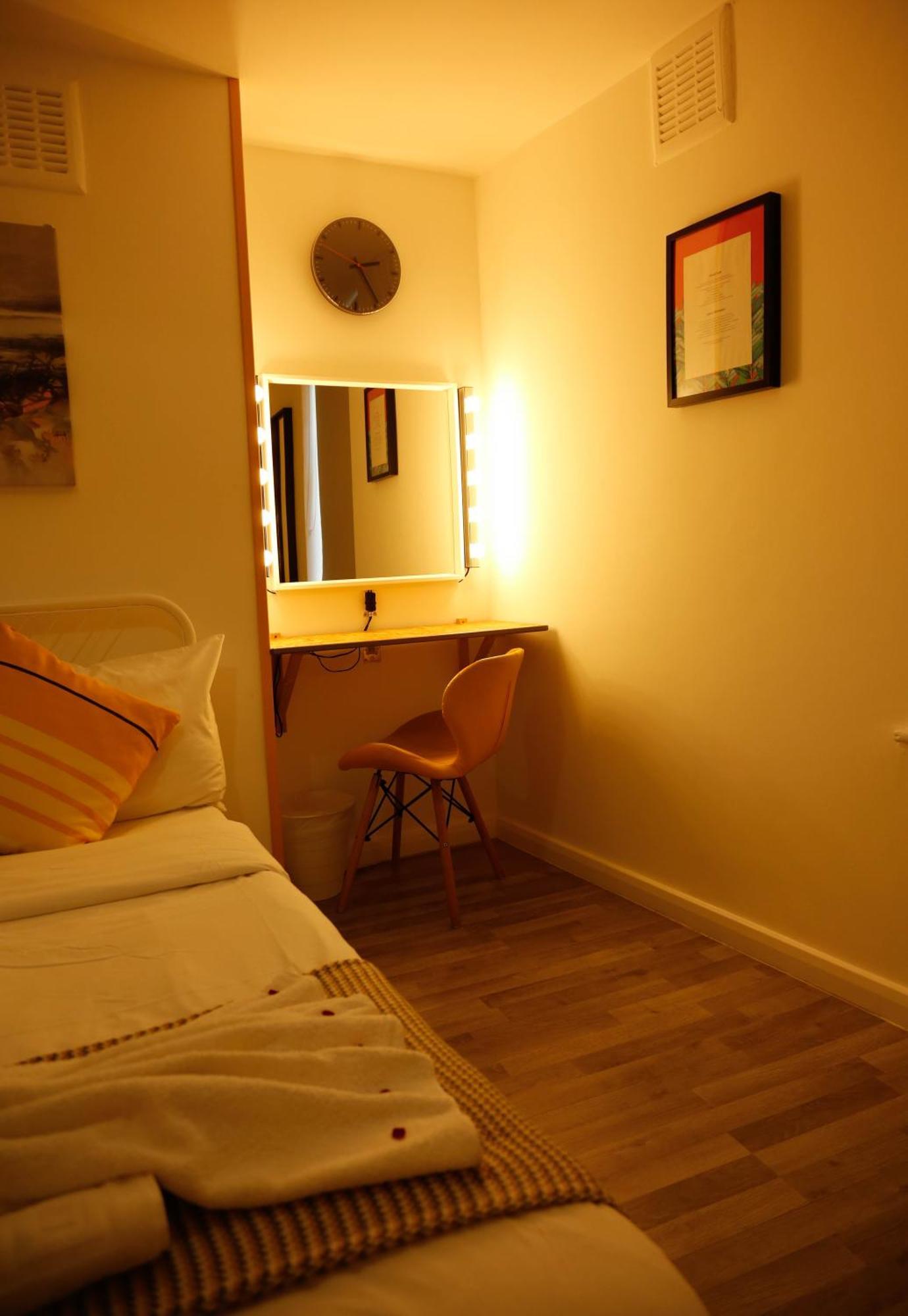 Accommodatie bij particulieren Stylish 1-minute Walk To Camden Town Metro, Shops, Cafes, Bars & Restaurants With Shared Bathrooms Londen