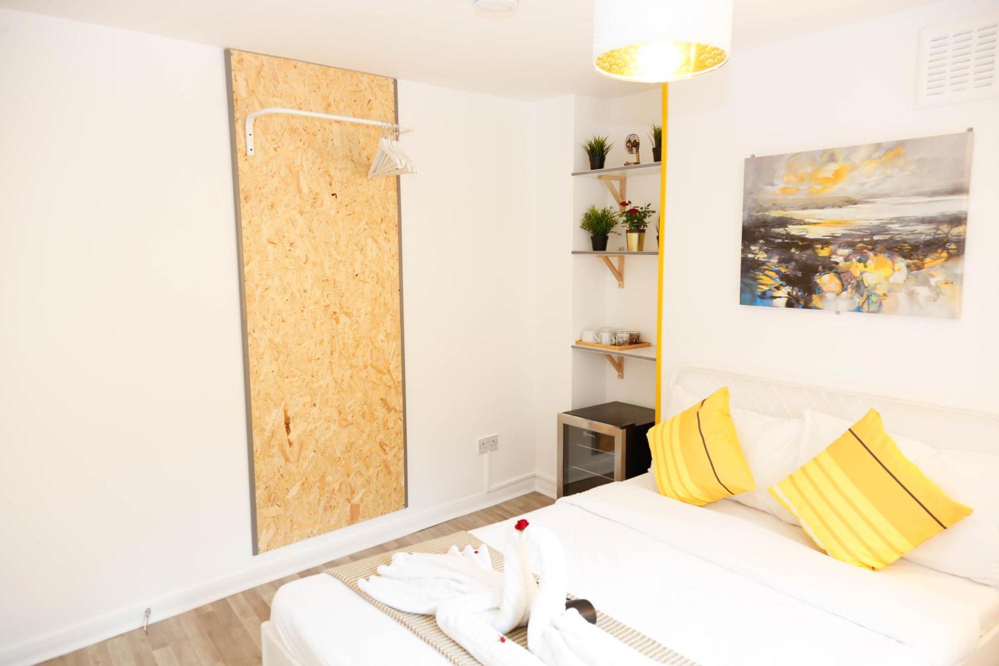 Accommodatie bij particulieren Stylish 1-minute Walk To Camden Town Metro, Shops, Cafes, Bars & Restaurants With Shared Bathrooms Londen