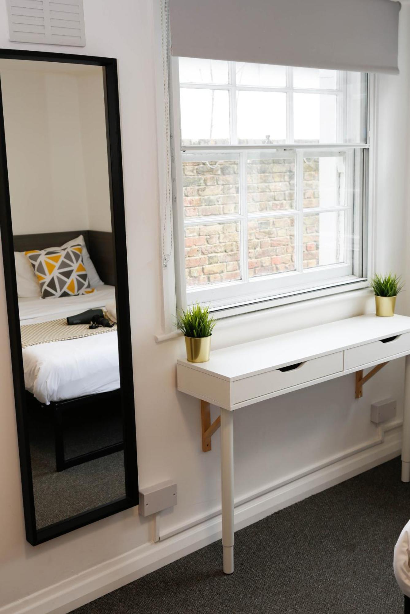 Stylish 1-minute Walk To Camden Town Metro, Shops, Cafes, Bars & Restaurants With Shared Bathrooms *