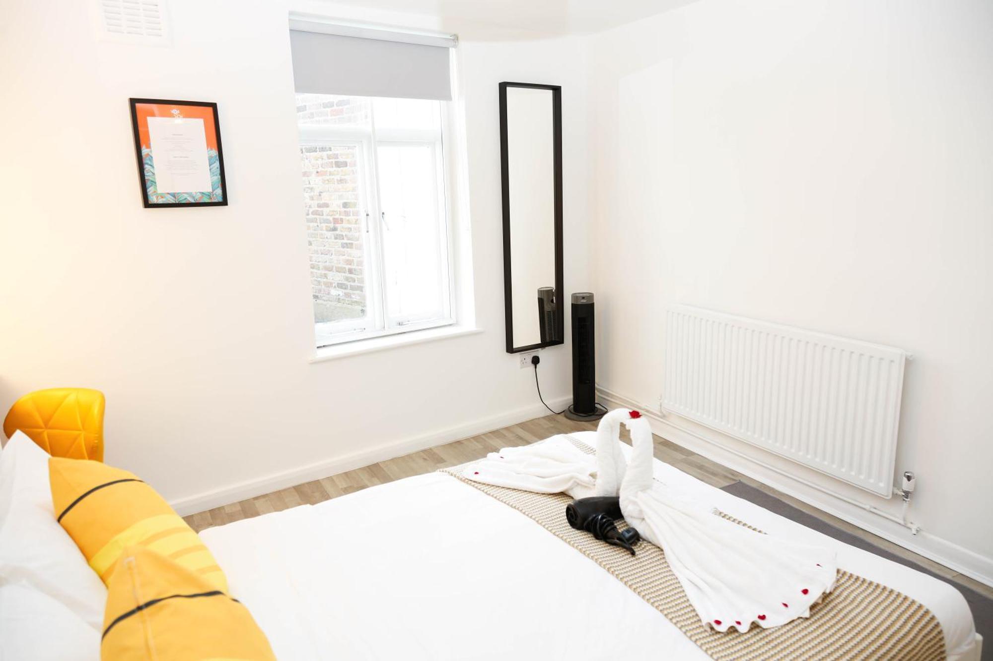 Stylish 1-minute Walk To Camden Town Metro, Shops, Cafes, Bars & Restaurants With Shared Bathrooms Londen