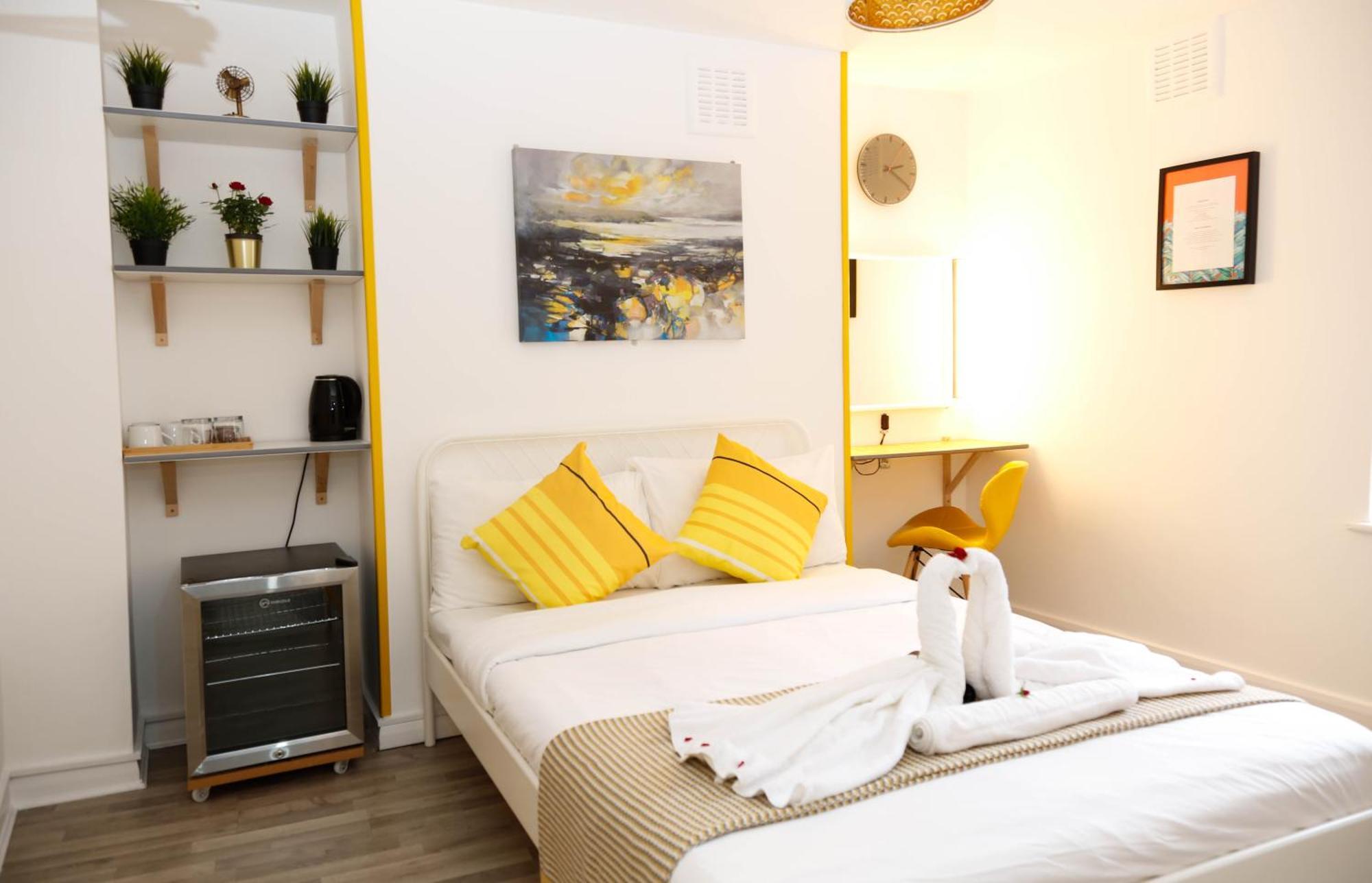Stylish 1-minute Walk To Camden Town Metro, Shops, Cafes, Bars & Restaurants With Shared Bathrooms * Londen