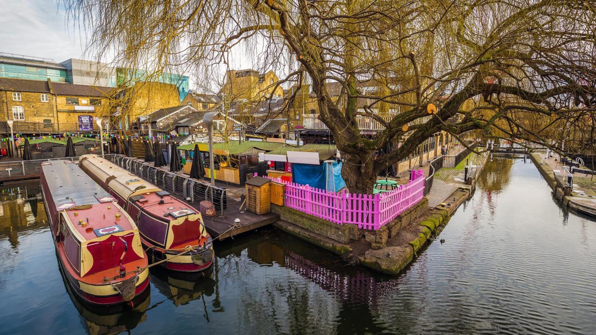 Stylish 1-minute Walk To Camden Town Metro, Shops, Cafes, Bars & Restaurants With Shared Bathrooms Londen