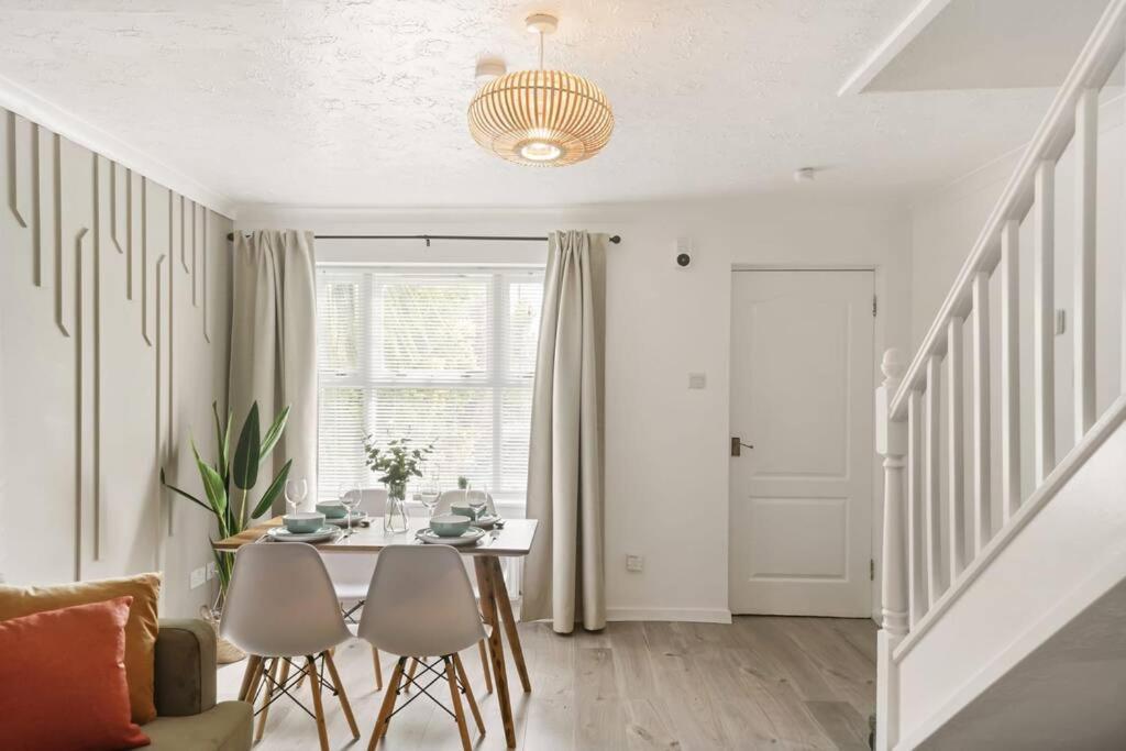 Apartment Cosy & Modern Property In - Sleeps Up To 5 *