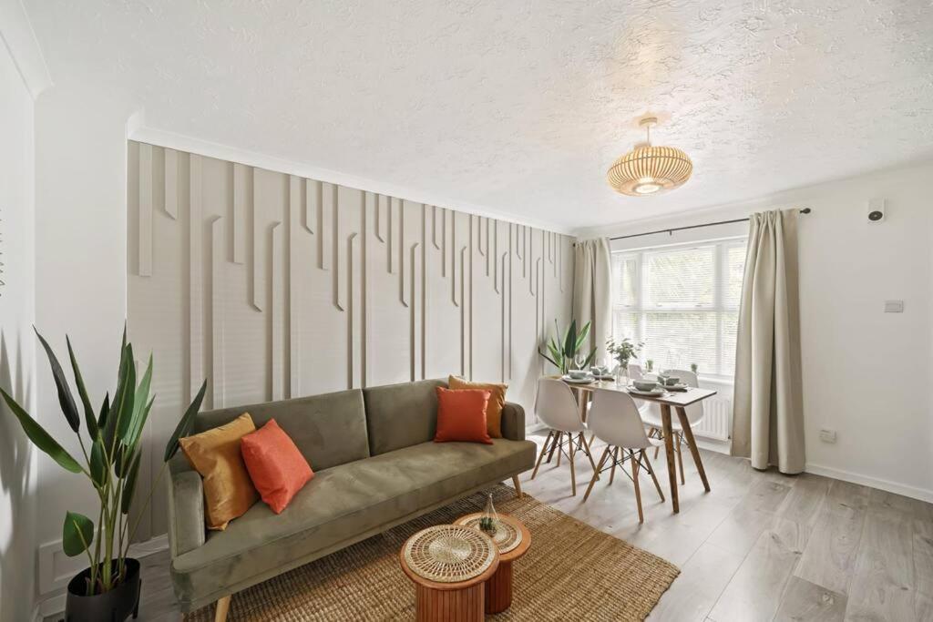 Cosy & Modern Property In - Sleeps Up To 5