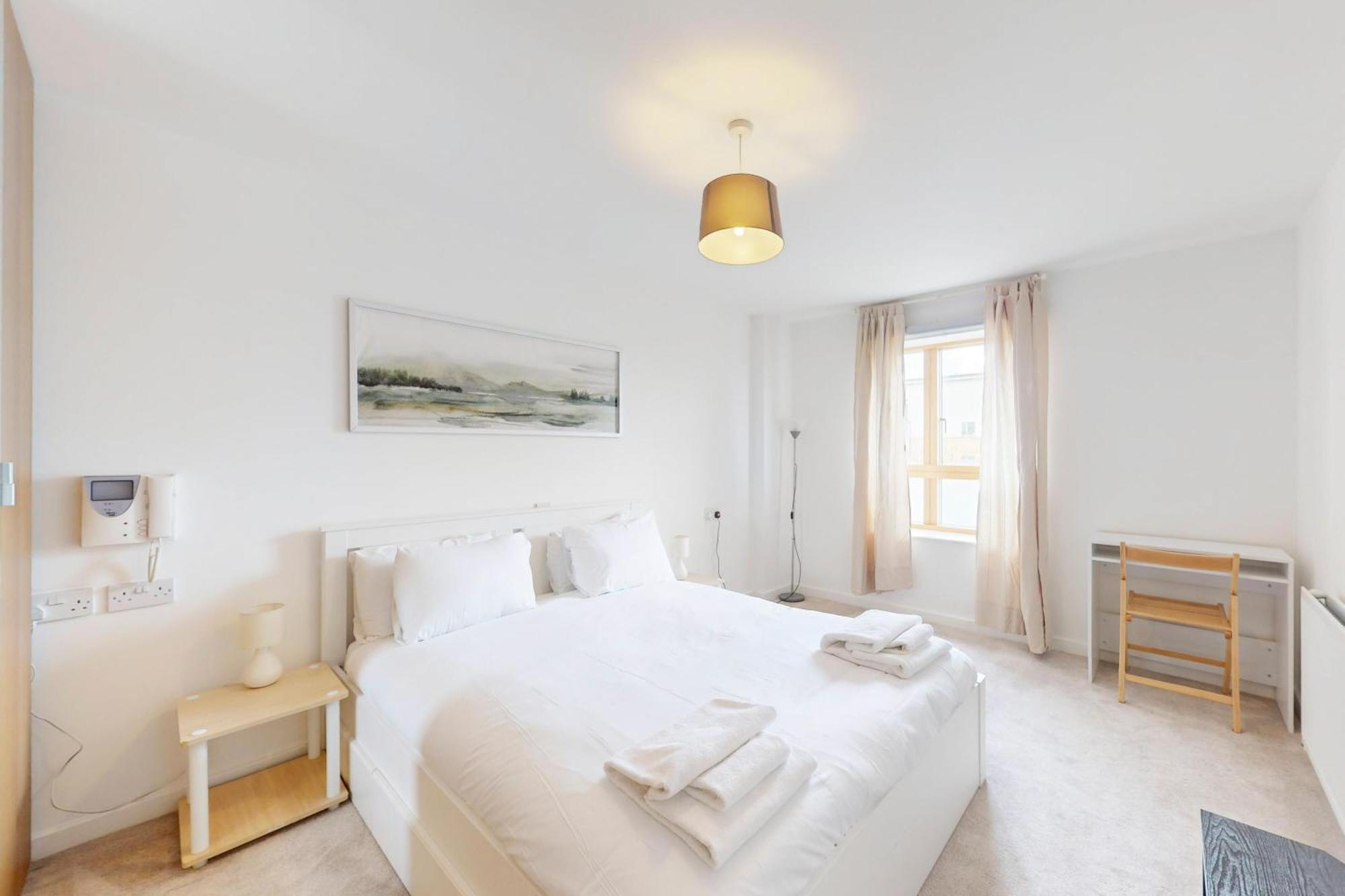 Spacious 3-bed With Balcony, 5-min Walk To Station Apartamento *