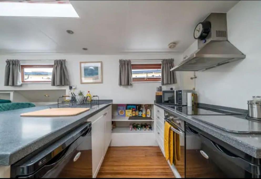 Historic Dutch Barge, Idyllic Location Hotel en barco Londres