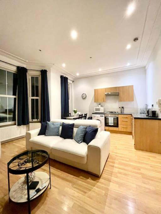 A Charming One Double Bedroom Flat * Londres