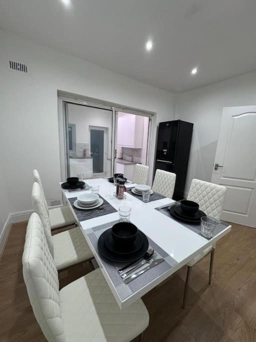Elegant Living, 3 Bedroom Modern House * London