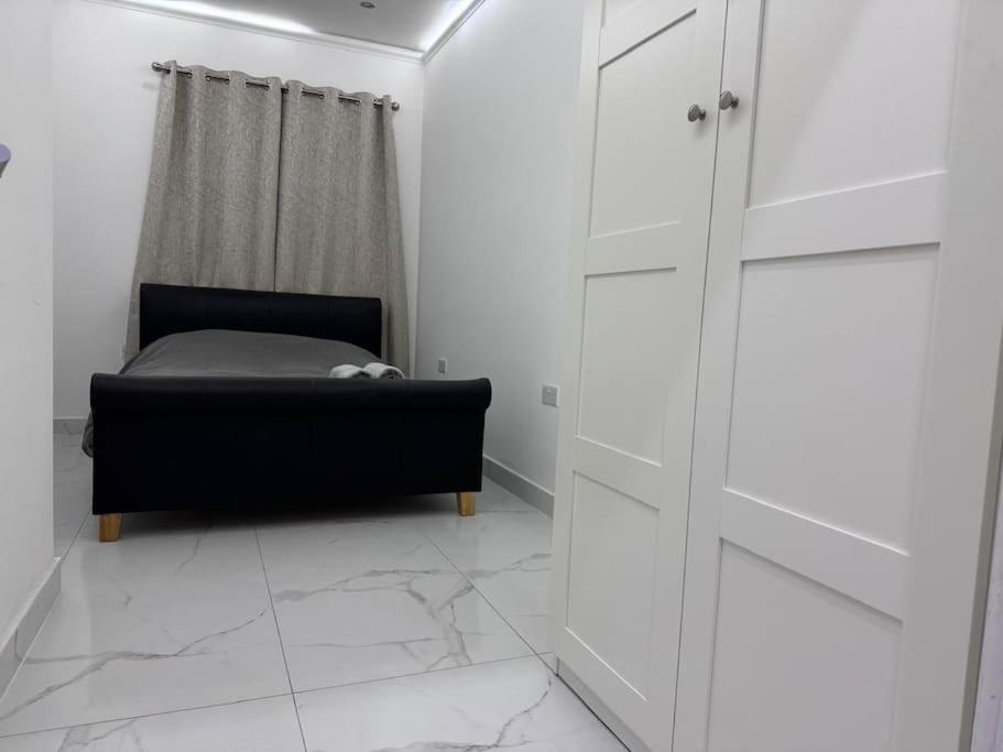 Elegant Living, 3 Bedroom Modern House * London