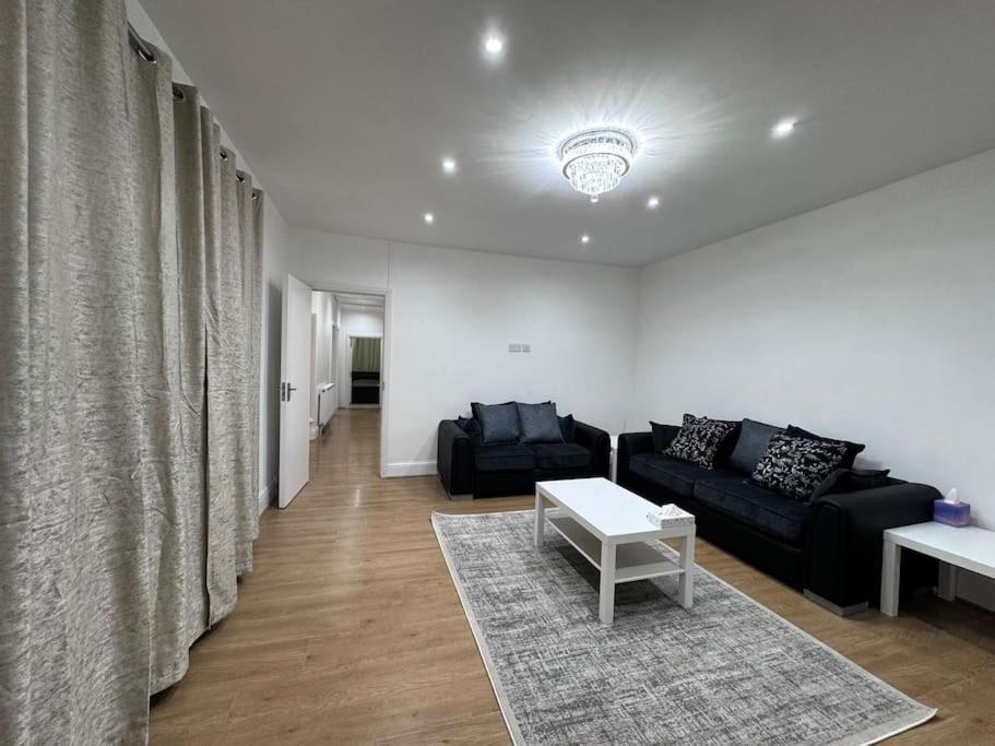 Elegant Living, 3 Bedroom Modern House * London