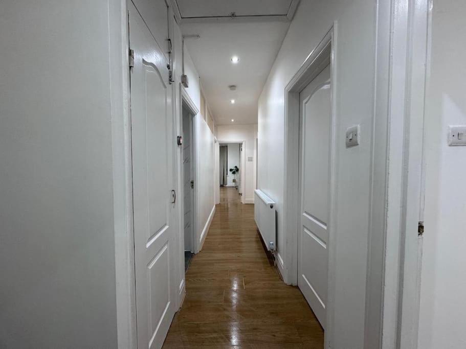 Elegant Living, 3 Bedroom Modern House Holiday home *